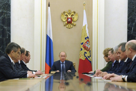 Russia&#039;s President Vladimir Putin (C) chairs a meeting with permanent members of the Security Council at the Kremlin in Moscow, December 12, 2014. REUTERS/Michael Klimentyev/RIA Novosti/Kremlin