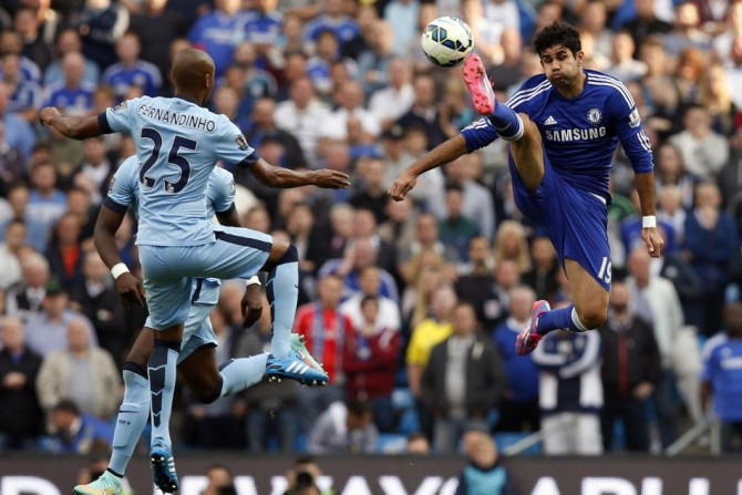 Chelsea&#039;s Diego Costa (R) fights for the ball with Manchester City&#039;s Fernandinho during their English Premier League soccer match at the Etihad stadium in Manchester, northern England September 21, 2014.
