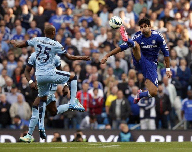 Chelsea&#039;s Diego Costa (R) fights for the ball with Manchester City&#039;s Fernandinho during their English Premier League soccer match at the Etihad stadium in Manchester, northern England September 21, 2014.