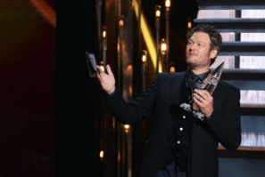Musician Blake Shelton accepts the Male Vocalist of the Year Award during the 48th Country Music Association Awards in Nashville, Tennessee November 5, 2014.