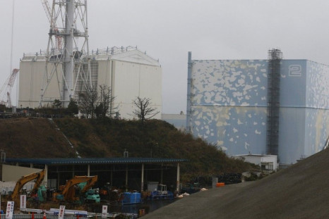 A crane works on the building covering No. 1 reactor (L) at the TEPCO&#039;s tsunami-crippled Fukushima Daiichi nuclear power plant in Fukushima prefecture, November 12, 2014. REUTERS/Shizuo Kambayashi/Pool