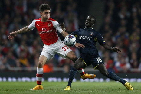 Arsenal&#039;s Hector Bellerin (L) challenges Southampton&#039;s Sadio Mane during their English League Cup soccer match at the Emirates stadium in London September 23, 2014.