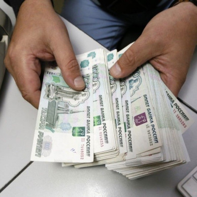 An employee counts Russian ruble banknotes at a private company's office in Krasnoyarsk, Siberia, December 17, 2014. 