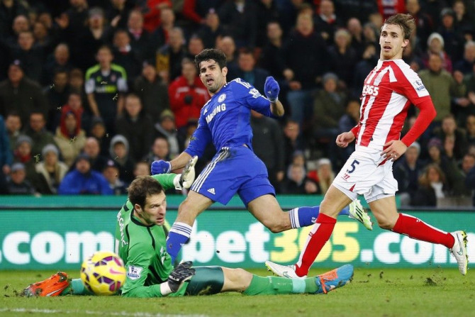 Chelsea&#039;s Diego Costa (C) shoots wide of the goal past Stoke City&#039;s Asmir Begovic (L) during their English Premier League soccer match at the Britannia Stadium in Stoke-on-Trent, northern England December 22, 2014.