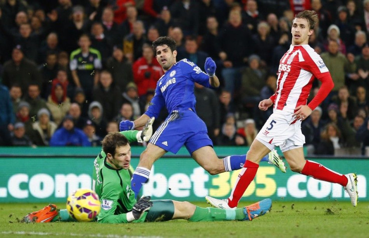 Chelsea&#039;s Diego Costa (C) shoots wide of the goal past Stoke City&#039;s Asmir Begovic (L) during their English Premier League soccer match at the Britannia Stadium in Stoke-on-Trent, northern England December 22, 2014.