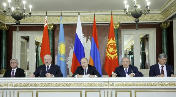 Armenia's President Serzh Sargsyan (L-R), Belarus President Alexander Lukashenko, Russia's President Vladimir Putin, Kazakhstan's President Nursultan Nazarbayev and Kyrgyzstan's President Almazbek Atambayev attend a news conference after a meeting of the 