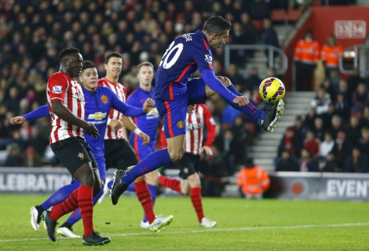 Manchester United&#039;s Robin van Persie (R) scores his team&#039;s second goal during their English Premier League soccer match against Southampton at St Mary&#039;s Stadium in Southampton, southern England December 8, 2014.