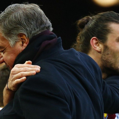 West Ham United manager Sam Allardyce congratulates Andy Carroll after he scored his second goal against Swansea City during their English Premier League soccer match at Upton Park in London, December 7, 2014.