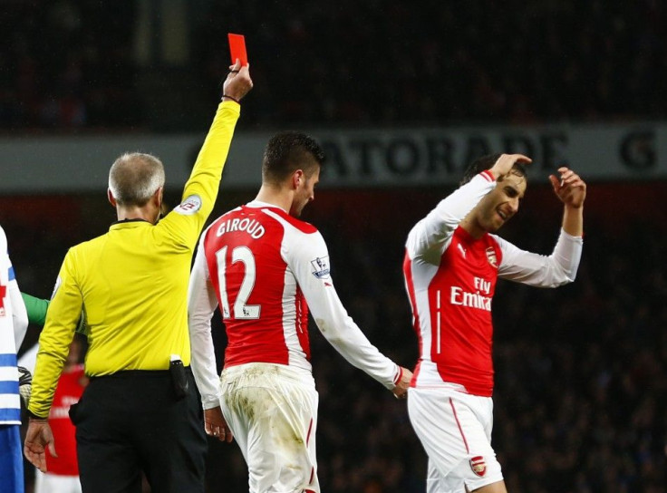 Referee Martin Atkinson shows Arsenal&#039;s Olivier Giroud (C) the red card during their English Premier League soccer match against Queens Park Rangers at the Emirates Stadium in London December 26, 2014.