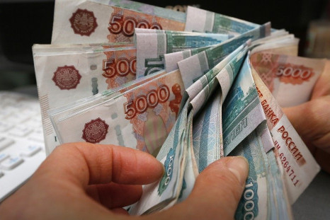 An employee counts Russian rouble banknotes at a small private shop selling home appliances in Krasnoyarsk December 26, 2014. Russia&#039;s rouble strengthened in early trade on Friday amid thin trading volumes as many Western markets were closed for the 