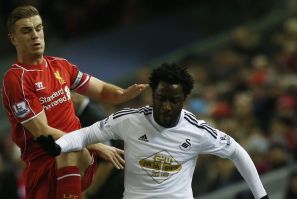 Liverpool&#039;s Jordan Henderson (L) challenges Swansea City&#039;s Wilfried Bony during their English Premier League soccer match at Anfield in Liverpool, northern England December 29, 2014.