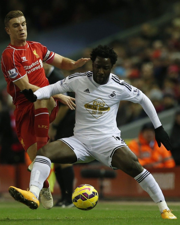 Liverpool&#039;s Jordan Henderson (L) challenges Swansea City&#039;s Wilfried Bony during their English Premier League soccer match at Anfield in Liverpool, northern England December 29, 2014.