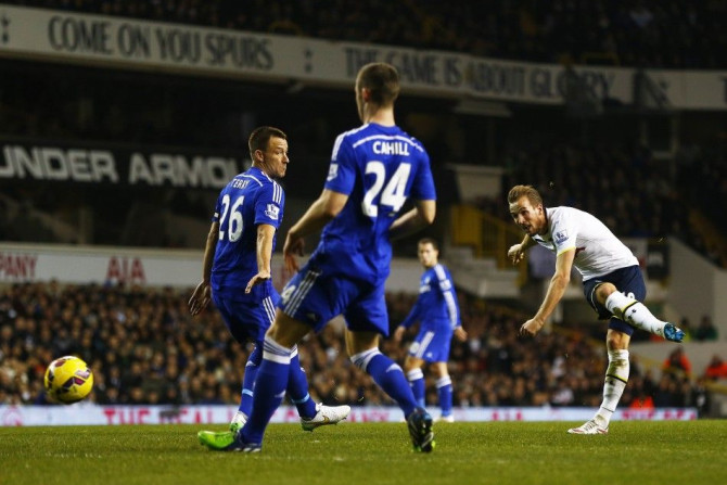Tottenham Hotspur&#039;s Harry Kane (R) shoots to score a goal during their English Premier League soccer match against Chelsea at White Hart Lane in London January 1, 2015.