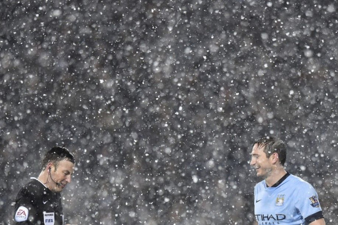 Referee Mark Clattenburg (L) and Manchester City&#039;s Frank Lampard share a light moment in the snow during the English Premier League soccer match between Manchester City and West Bromwich Albion at The Hawthorns in West Bromwich, central England Decem