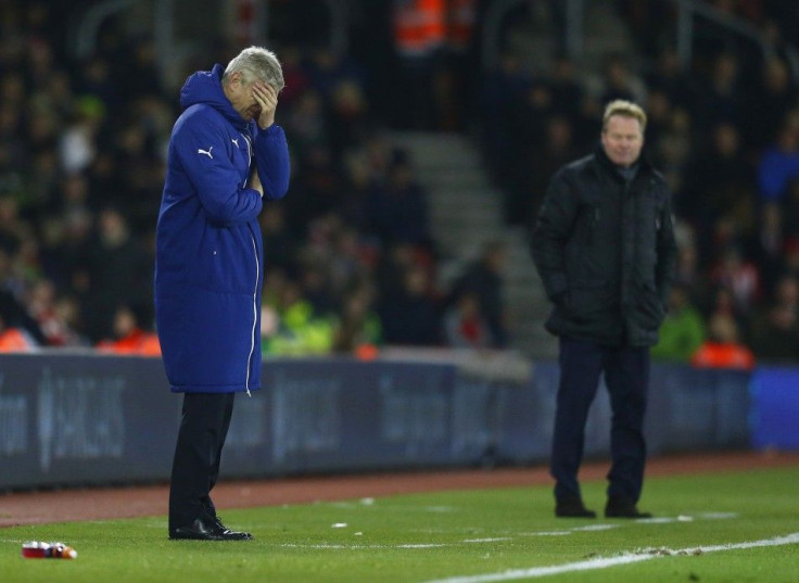 Arsenal manager Arsene Wenger (L) reacts as Southampton manager Ronald Koeman watches during their English Premier League soccer match at St Mary&#039;s Stadium in Southampton, southern England January 1, 2015.