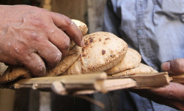 Men prepare bread at a bakery in Cairo March 12, 2013. The Egyptian pound has lost more than 8 percent of its value against the U.S. dollar since the end of December as concern deepens about the state of the economy, which is being undermined by political