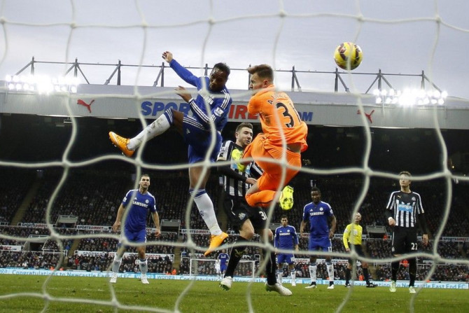 Chelsea&#039;s Didier Drogba (L) scores past Newcastle United&#039;s Jak Alnwick (R) during their English Premier League soccer match at St James&#039; Park in Newcastle, northern England December 6, 2014.
