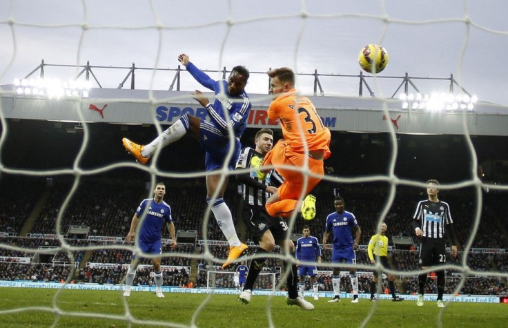 Chelsea&#039;s Didier Drogba (L) scores past Newcastle United&#039;s Jak Alnwick (R) during their English Premier League soccer match at St James&#039; Park in Newcastle, northern England December 6, 2014.