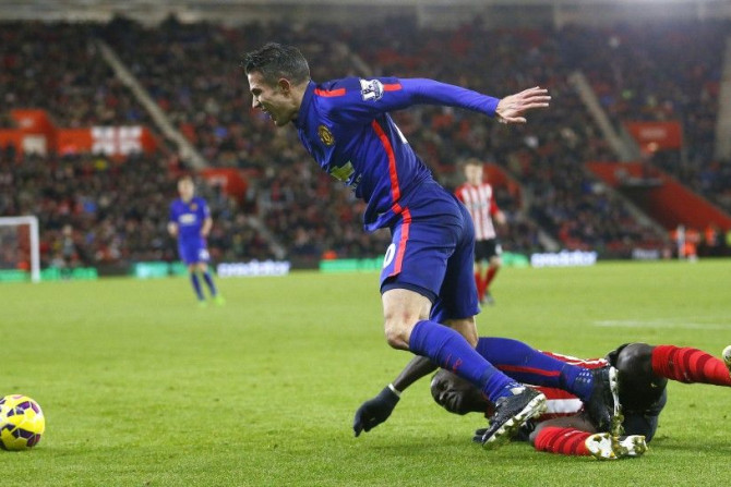 Manchester United&#039;s Robin van Persie (L) is fouled by Southampton&#039;s Sadio Mane during their English Premier League soccer match at St Mary&#039;s Stadium in Southampton, southern England December 8, 2014.