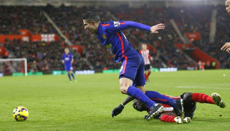 Manchester United&#039;s Robin van Persie (L) is fouled by Southampton&#039;s Sadio Mane during their English Premier League soccer match at St Mary&#039;s Stadium in Southampton, southern England December 8, 2014.