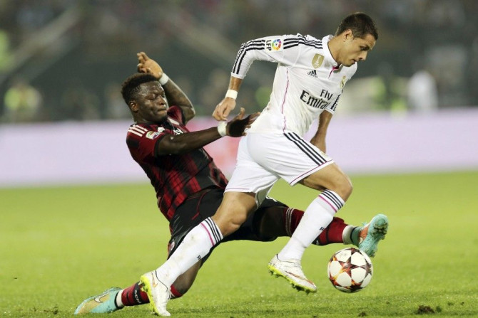 Real Madrid&#039;s Javier Hernandez (R) fights for the ball with AC Milan&#039;s Sulley Muntari during their friendly soccer match in Dubai December 30, 2014.
