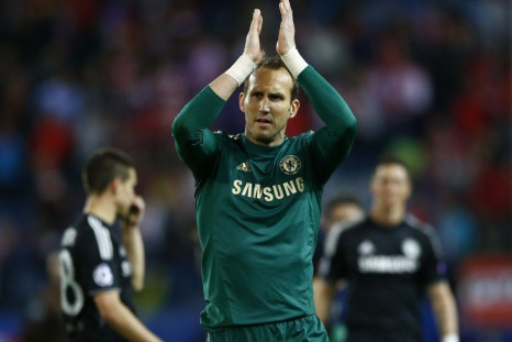 Chelsea&#039;s goalkeeper Mark Schwarzer acknowledges the crowd after his team&#039;s Champions League semi-final first leg soccer match against Atletico Madrid at Vicente Celderon Stadium in Madrid, April 22, 2014.