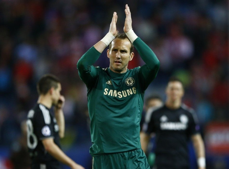 Chelsea&#039;s goalkeeper Mark Schwarzer acknowledges the crowd after his team&#039;s Champions League semi-final first leg soccer match against Atletico Madrid at Vicente Celderon Stadium in Madrid, April 22, 2014.