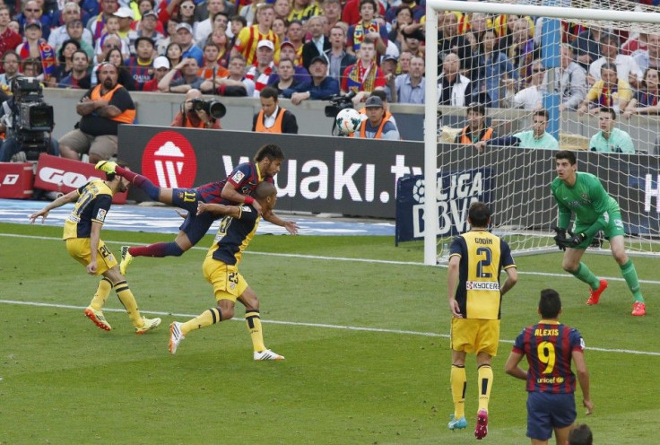 Barcelona&#039;s Neymar (2nd L) attempts to score against Atletico Madrid in the final minutes of their Spanish first division soccer match at Nou Camp stadium in Barcelona May 17, 2014.