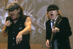 AC/DC lead vocalist Brian Johnson (L) and Angus Young performs at the O2 Millennium Dome stadium in London April 14, 2009.   REUTERS/Luke MacGregor