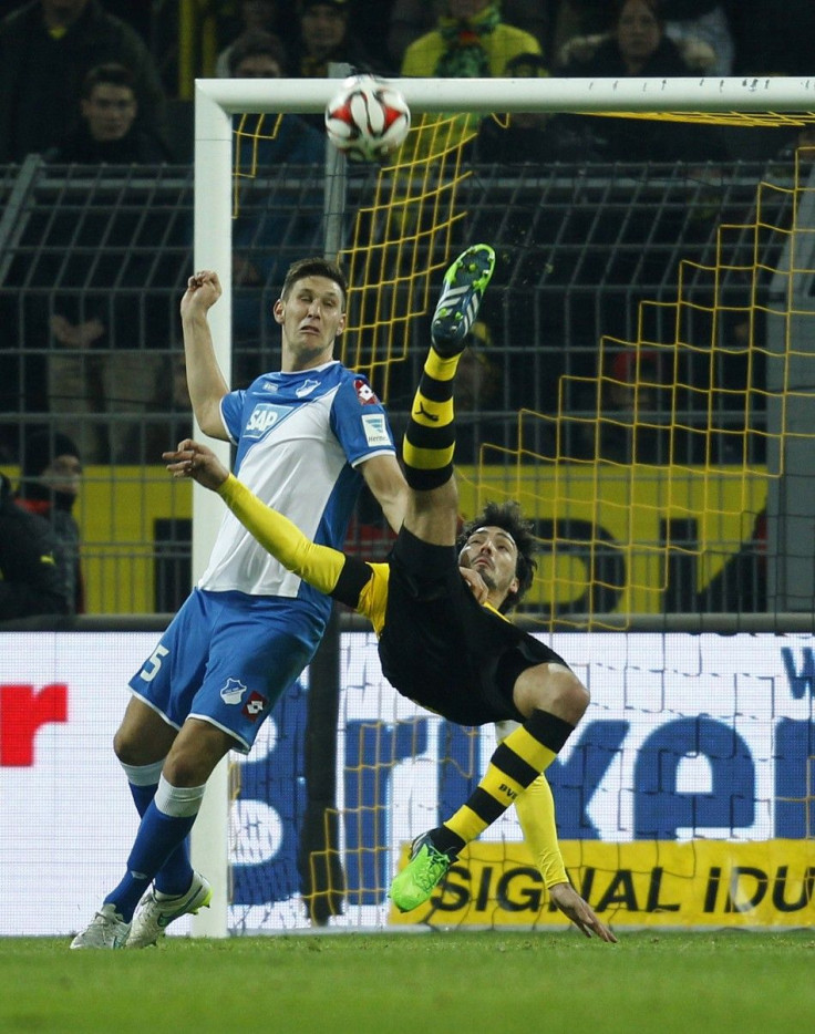 Borussia Dortmund&#039;s Mats Hummels tries to score against Hoffenheim&#039;s Niklas Suele (L) during their Bundesliga first division soccer match in Dortmund December 5, 2014.