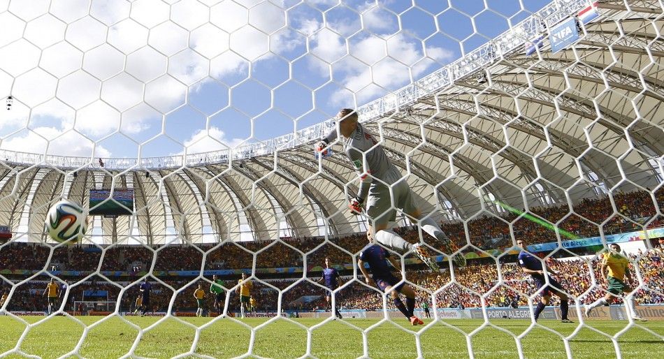 Australias Tim Cahill R shoots to score against the Netherlands during their 2014 World Cup Group B soccer match at the Beira Rio stadium in Porto Alegre June 18, 2014. 