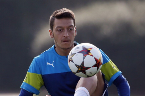 Arsenal&#039;s Mesut Ozil controls the ball during a training session at their training facility in London Colney, north of London, September 30, 2014. Arsenal are due to play Galatasaray in a Champions League Group D soccer match on Wednesday.