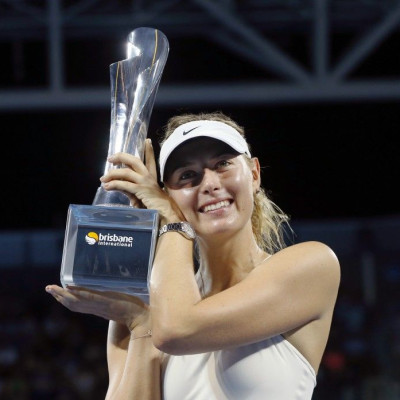 Maria Sharapova of Russia holds the Brisbane International tennis tournament women&#039;s singles trophy after defeating Ana Ivanovic of Serbia in Brisbane, January 10, 2015. REUTERS/Jason Reed