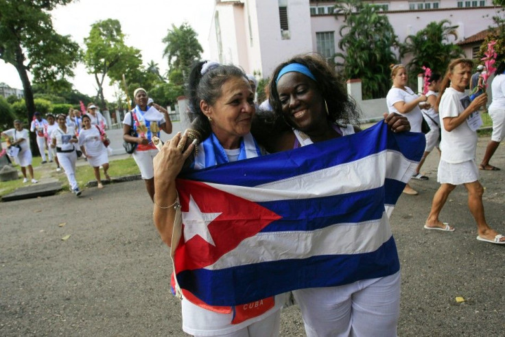 Recently released dissidents Haydee Gallardo (L) and Sonia Garro hold the Cuban national flag during a march in Havana January 11, 2015. Cuba has released all 53 prisoners it had promised to free, senior U.S. officials said, a major step toward d?tente wi
