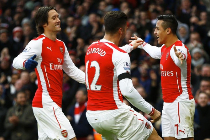 Arsenal&#039;s Alexis Sanchez (R) celebrates his second goal with teammates Tomas Rosicky (L) and Olivier Giroud during their English Premier League soccer match against Stoke City at the Emirates Stadium in London January 11, 2015.