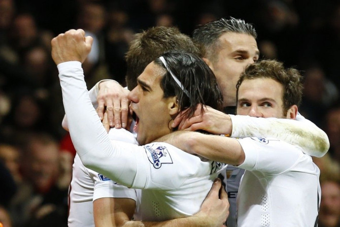 Manchester United&#039;s Radamel Falcao (C) celebrates with team-mates after scoring a goal during their English Premier League soccer match against Aston Villa at Villa Park in Birmingham, central England December 20, 2014.