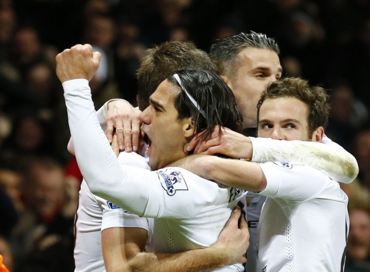 Manchester United&#039;s Radamel Falcao (C) celebrates with team-mates after scoring a goal during their English Premier League soccer match against Aston Villa at Villa Park in Birmingham, central England December 20, 2014.