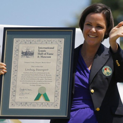 Former tennis player Lindsay Davenport of the United States waves and holds her plaque after being inducted into the International Tennis Hall of Fame in Newport, Rhode Island July 12, 2014. REUTERS/Brian Snyder