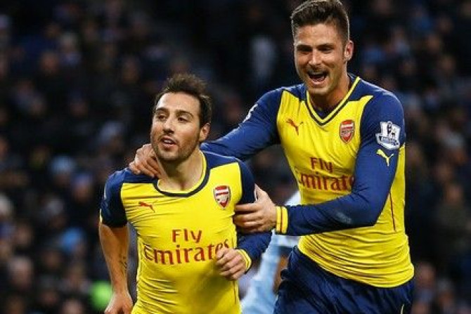 Arsenal&#039;s Santi Cazorla (L) celebrates his goal from a penalty with teammate Olivier Giroud during their English Premier League soccer match against Manchester City at the Etihad stadium in Manchester, northern England January 18, 2015.