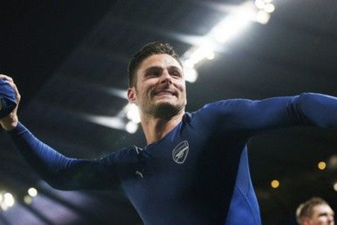 Arsenal&#039;s Olivier Giroud throws his shirt to fans as they celebrate after the final whistle of their English Premier League soccer match against Manchester City at the Etihad stadium in Manchester, northern England January 18, 2015. Arsenal won 2-0.