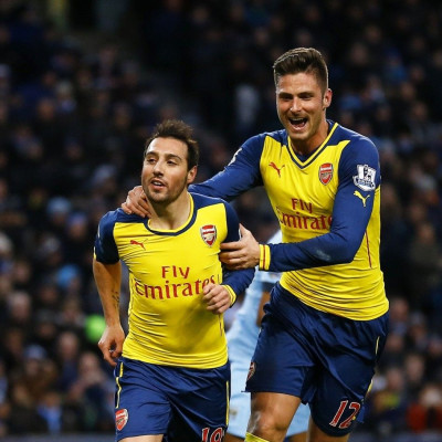 Arsenal's Santi Cazorla (L) celebrates his goal from a penalty with teammate Olivier Giroud during their English Premier League soccer match against Manchester City at the Etihad stadium in Manchester, northern England January 18, 2015.