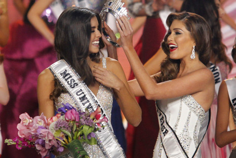 Miss Colombia Paulina Vega (L) is crowned by Miss Universe 2014, Venezuela's Gabriela Isler