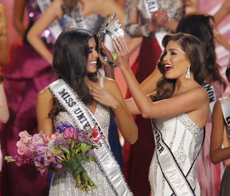 Miss Colombia Paulina Vega (L) is crowned by Miss Universe 2014, Venezuela's Gabriela Isler