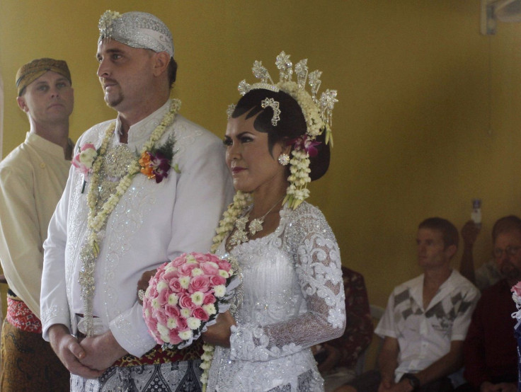 Australian drug smuggler Martin Eric Stephens (C) stands next to his bride Winarni Puspayanti (R) during their wedding ceremony in Kerobokan prison in Denpasar, Indonesia's Bali island, April 11, 2011.