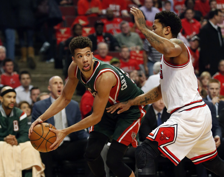 Milwaukee Bucks guard Michael Carter-Williams (5) looks to pass the ball against Chicago Bulls guard Derrick Rose (1) 