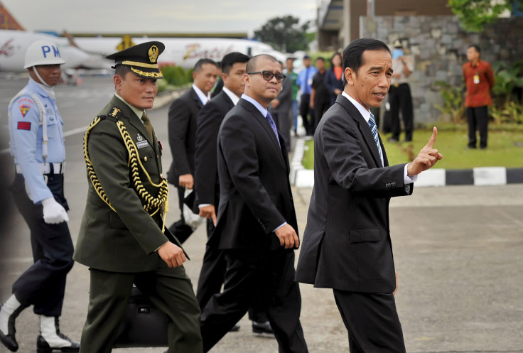 Indonesian President Joko Widodo (R)