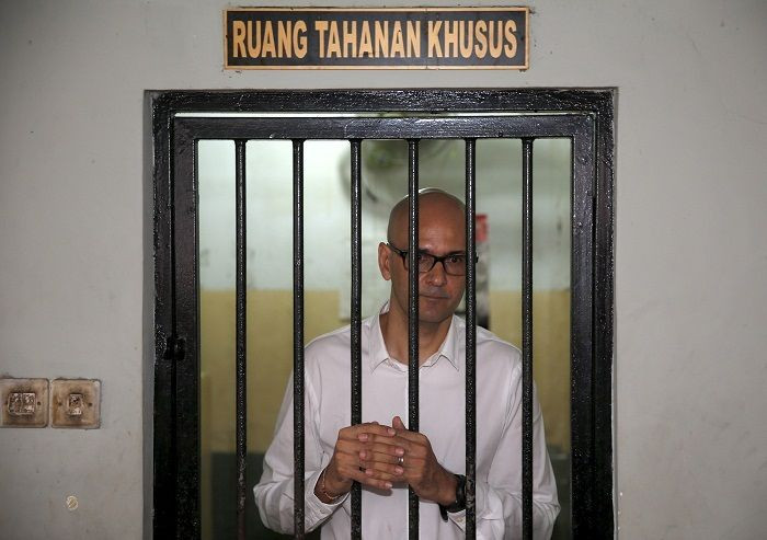 Canadian teacher Neil Bantleman stands in a holding cell before his verdict in a South Jakarta court
