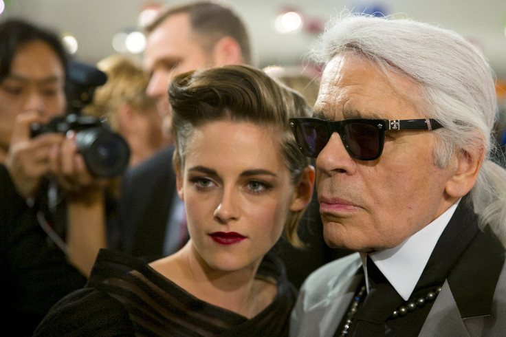 [14:30] Designer Karl Lagerfeld (R) poses for pictures with U.S. actress Kristen Stewart 