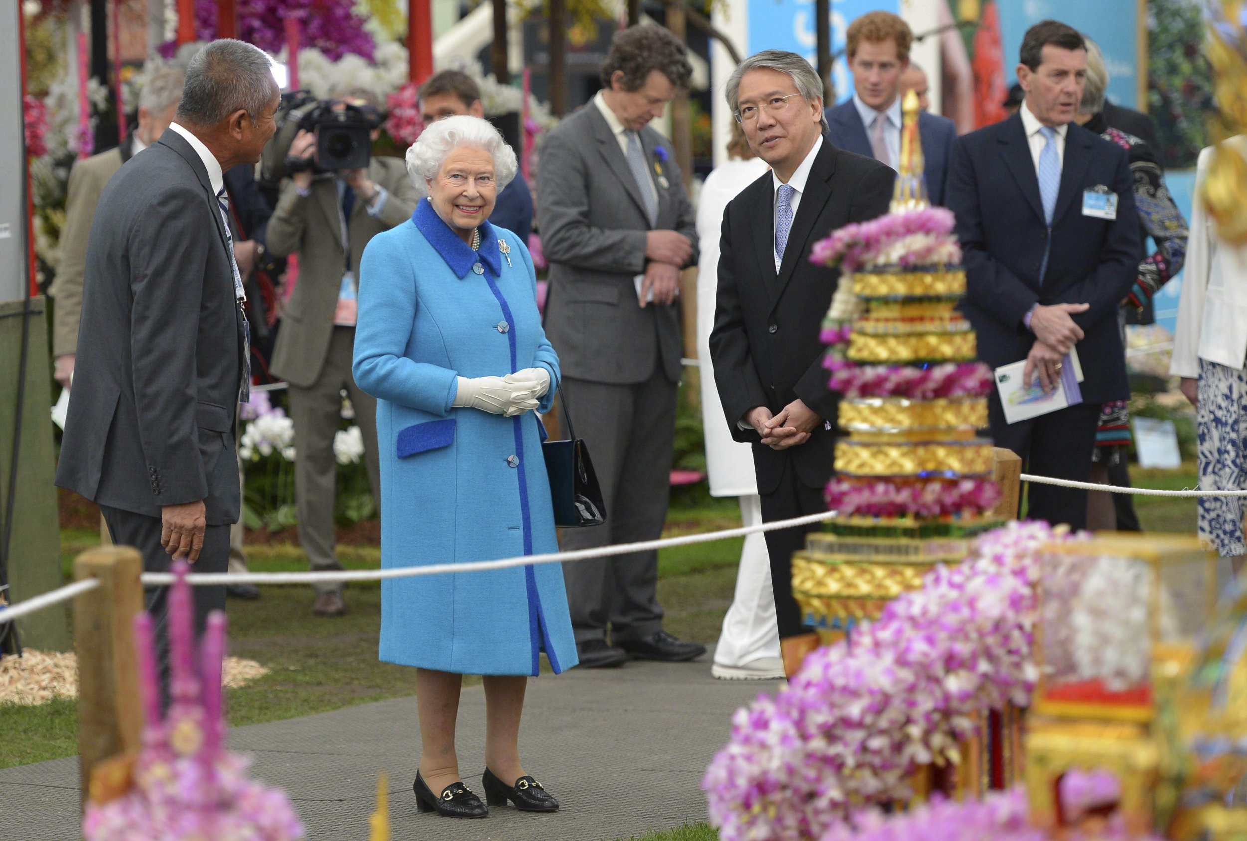 1056 Britains Queen Elizabeth looks at a display during a visit to the Chelsea Flower Show