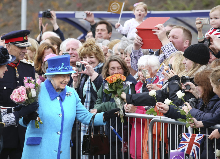 [11:03]Britain's Queen Elizabeth arrives at Newtongrange railway station